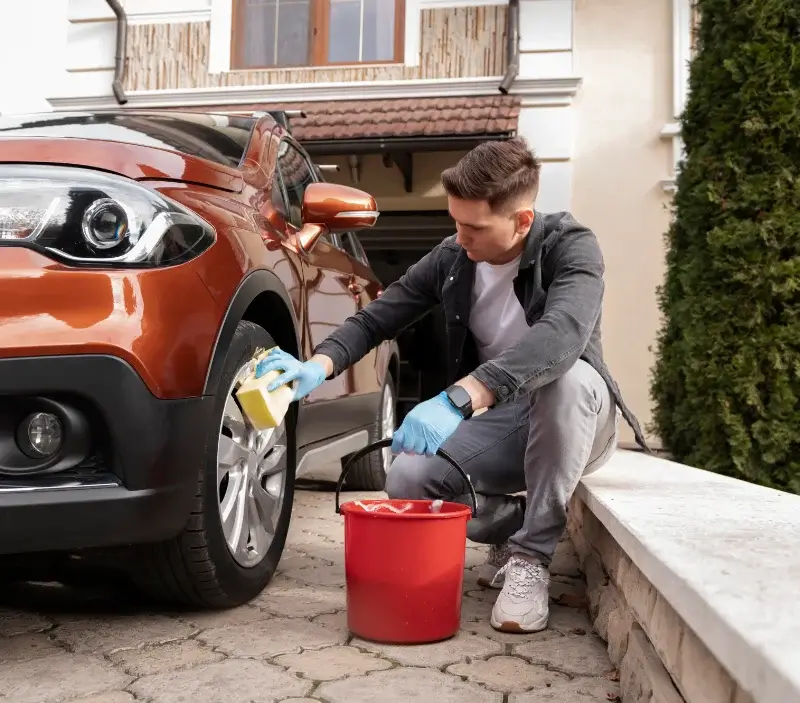 Lavage auto à domicile Boucagnères : professionnel intervenant sur un véhicule